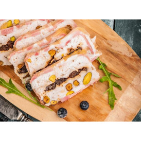 Рулет из курицы с курагой, черносливом и орехами